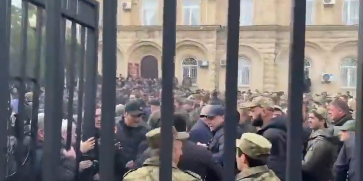 Haos zbog Rusije! Probijena ograda ispred parlamenta, opozicija ne želi sporazum! (VIDEO)