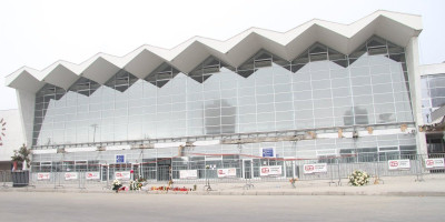 Bolesnici bolesni! Šokantna poruka ispred Železničke stanice u Novom Sadu – blokaderi otišli korak dalje (FOTO)