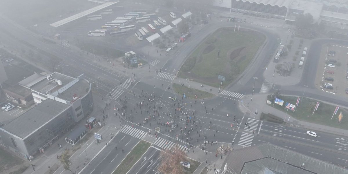 PUKLI SU! Prva fotografija iz drona: Pogledajte kako šačica nasilnika blokira ceo Novi Sad! (FOTO/VIDEO)