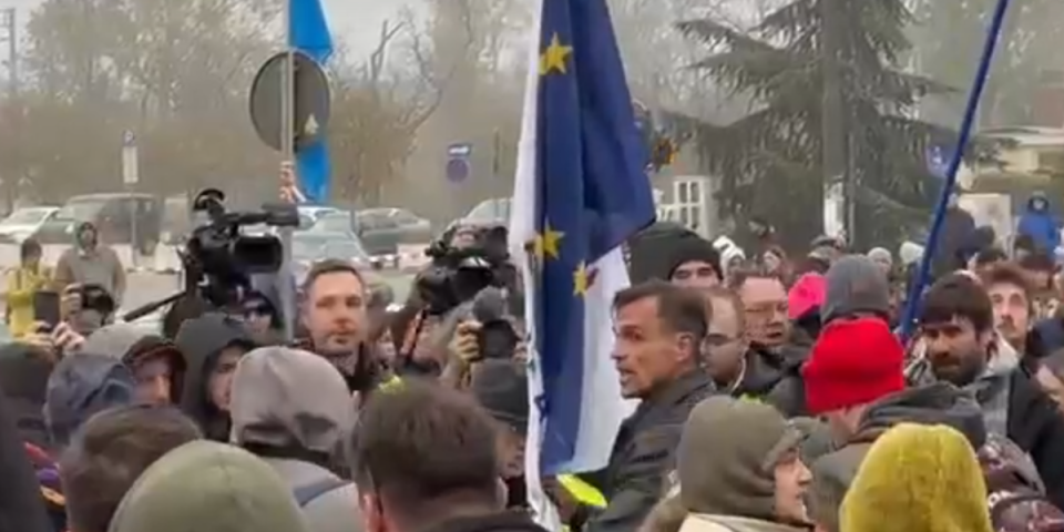 (VIDEO) LEMAJU SE IZMEĐU SEBE! Tuča na protestu u Novom Sadu, opozicionari nasrću jedni na druge!