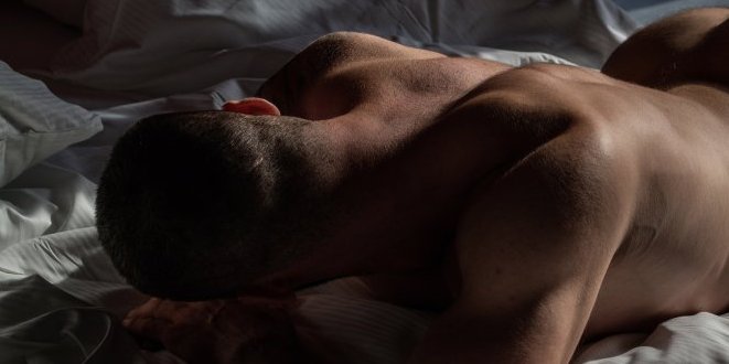 Snima porno sadržaj sa svojim bratom i ima devojku: Mnogi odnos smatraju bizarnim, a on zarađuje hrpu novca