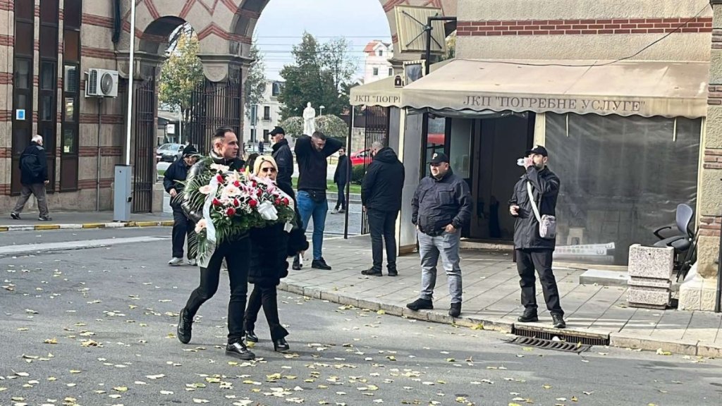 Jovana Jeremić na sahranu Željkove majke stigla utučena! Iza naočara krije suze, tu je i Darko Tanasijević (FOTO)