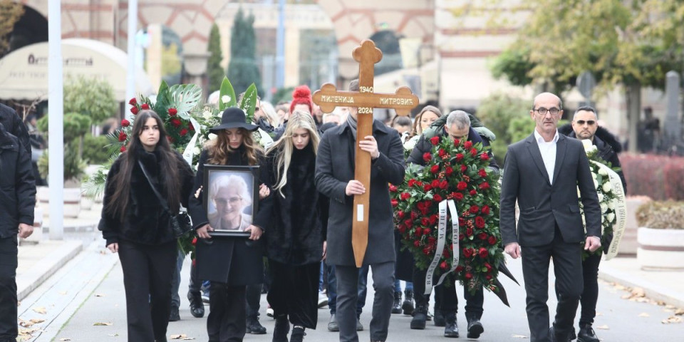 Sin vlasnika Pinka nosi krst, a unuke bakinu sliku! Završeno opelo majci Željka Mitrovića! (FOTO/VIDEO)