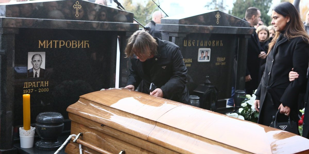 Sahranjena majka Željka Mitrovića! Stotine ljudi, crkveni hor i utučeni vlasnik Pinka uputili poslednji pozdrav (FOTO/VIDEO)