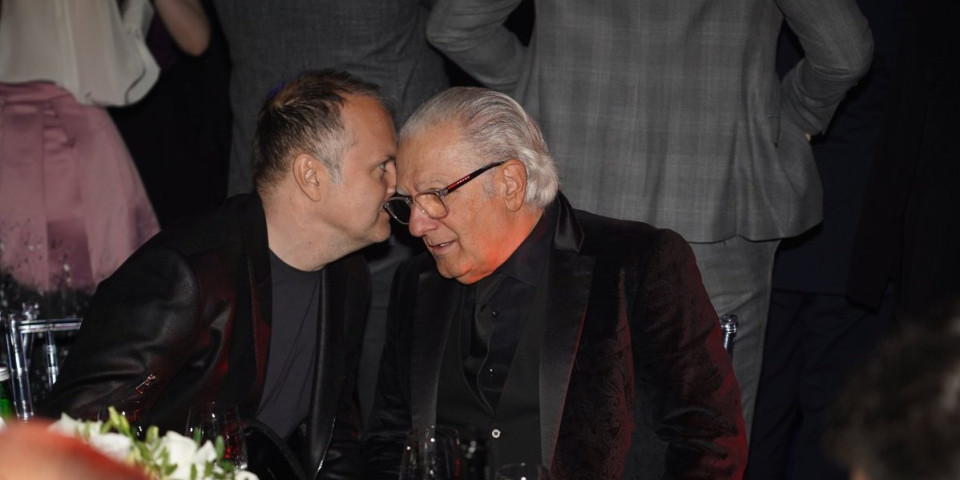 Pevač sa unukom napravio piknik ispred crkve - Fotografijom sve raznežio