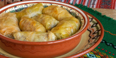 Ako ste mislili da znate sve trikove za pripremu savršene sarme, možda vas iznenadi jedan jednostavan dodatak koji može potpuno transformisati ovo tradicionalno jelo. Tajna ne leži u začinima, već u slanini, a mi vam donosimo doličan recept za pravu srpsku sarmu za Đurđevdan.