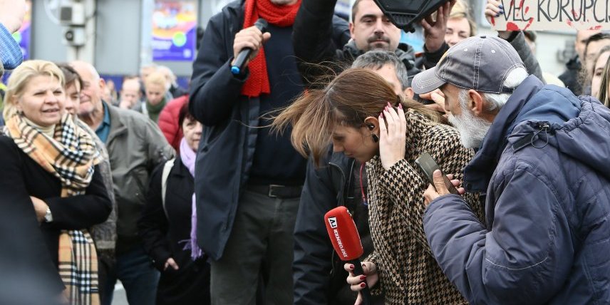 NAPAD NA NOVINARKU INFORMERA NA BRANKOVOM MOSTU! Huliganska opoziciona rulja ju je opkolila, pa je najstrašnije vređala (VIDEO/FOTO)