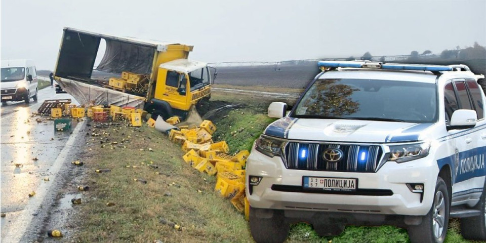 Kamion sa gajbicama piva sleteo sa puta! Vozač povređen (FOTO)