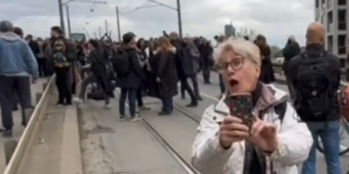 Srbija je zlo i zaslužuje pakao! Evo sa kim opozicija šuruje - Aida Ćorović predvodila proteste u Beogradu! (VIDEO)