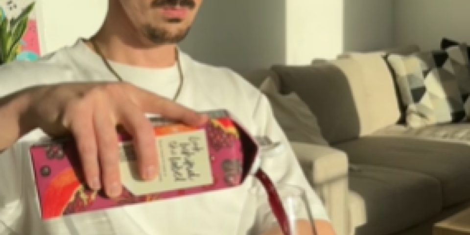 Omiljeni dečji sok pun hemije: Farba jezik i ruke, šta li je tek sa stomakom? (FOTO)