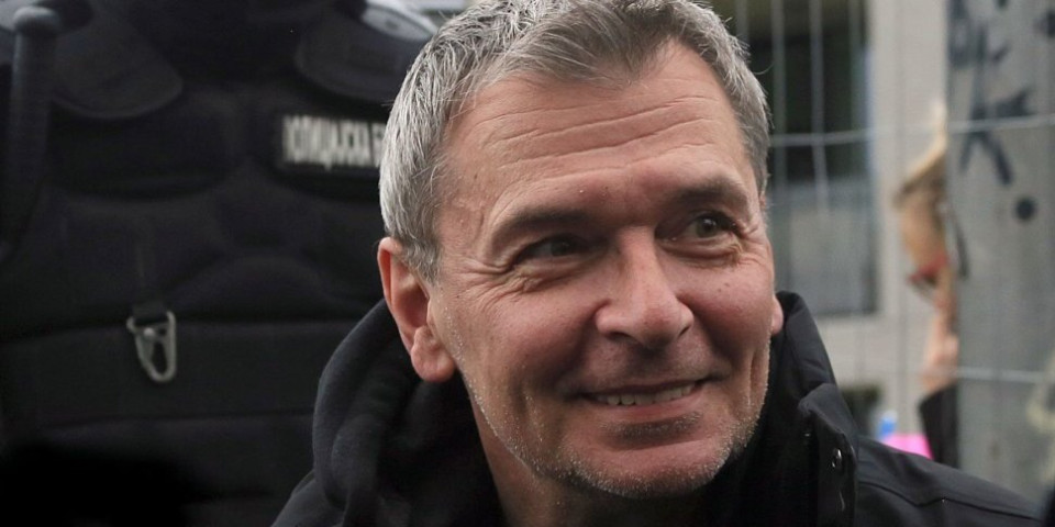 Pa, za šta se pitaš? Ćuta se igra političara, ni njegovi ga ne slušaju (VIDEO)