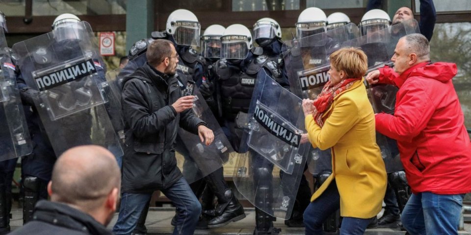 Ministri i poslanici reagovali na haos opozicije na ulicama: Godine kampanje tajkunskih medija dovele do toga da je normalno napadati policiju i demolirati državnu imovinu!