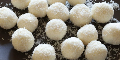 Ukoliko želite da napravite neki ukusan dezert, koji je pri tom i zdrav, lažne rafaelo kuglice su pravi izbor.