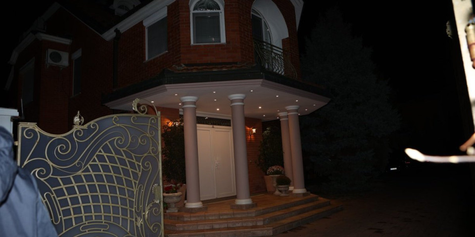 Nezapamćena žurka: U vili Lepe Brene svi u transu, pljušte evri (VIDEO)