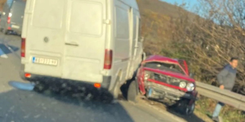 Jezive scene kod Batočine! Težak udes tri vozila, kombi smrskao jedan automobil! (FOTO)