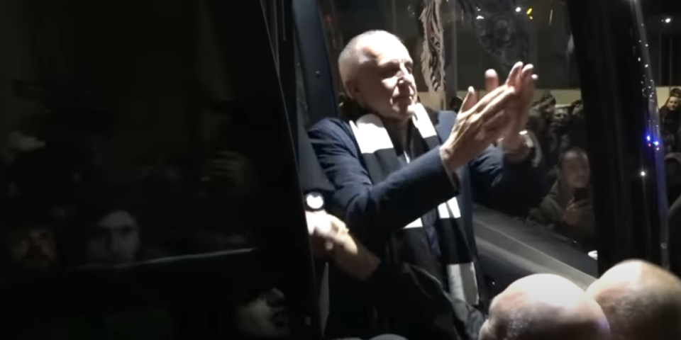 "Grobari" okupirali autobus Partizana! Žoc je izašao i uradio jednu stvar (VIDEO)