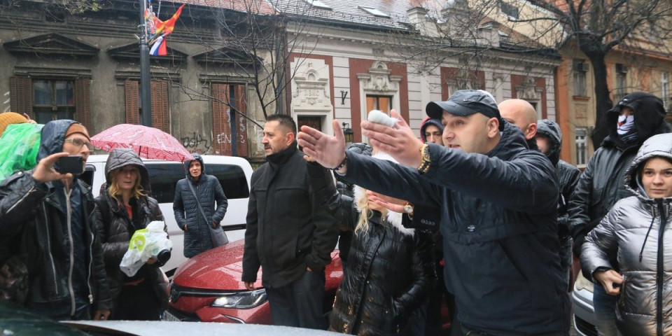 ĐILASU LOPOVE! Nakon strašne tuče ispred RTS-a, okupljeni skandirali, građani zgroženi: Dajte da prođemo, ljudi (VIDEO)