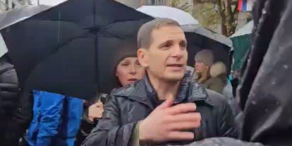 Miloš Francuz izašao iz mišje rupe! Lažni patriota pravio haos kod Pravnog fakluteta! (VIDEO)