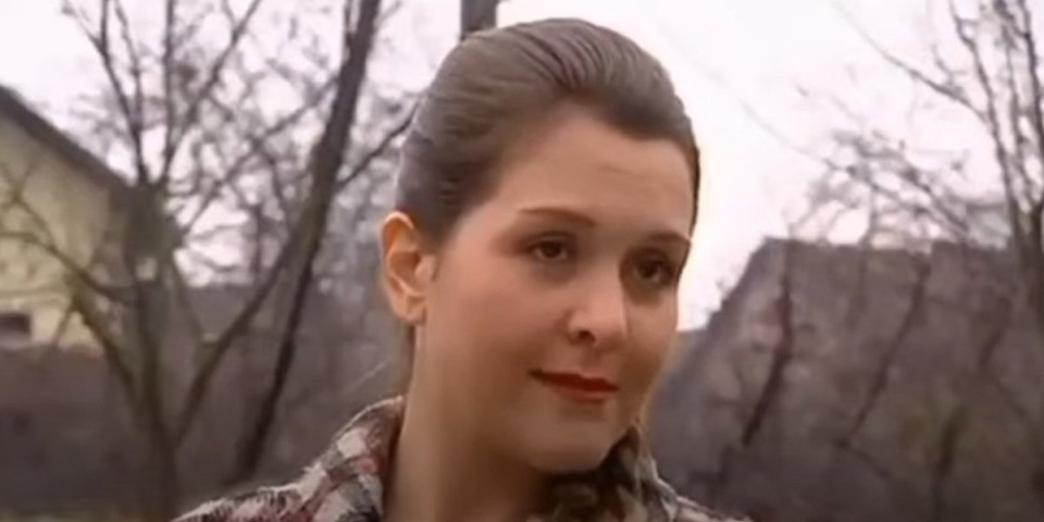 Petrojka izbacila bujno poprsje: Glumica se u kupaćem pohvalila prirodnim peticama (FOTO)