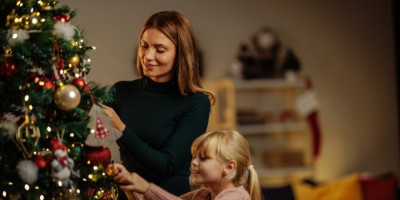 U narodnim verovanjima i feng šuiju, datum kićenja jelke može da ima duboko simboličko značenje.