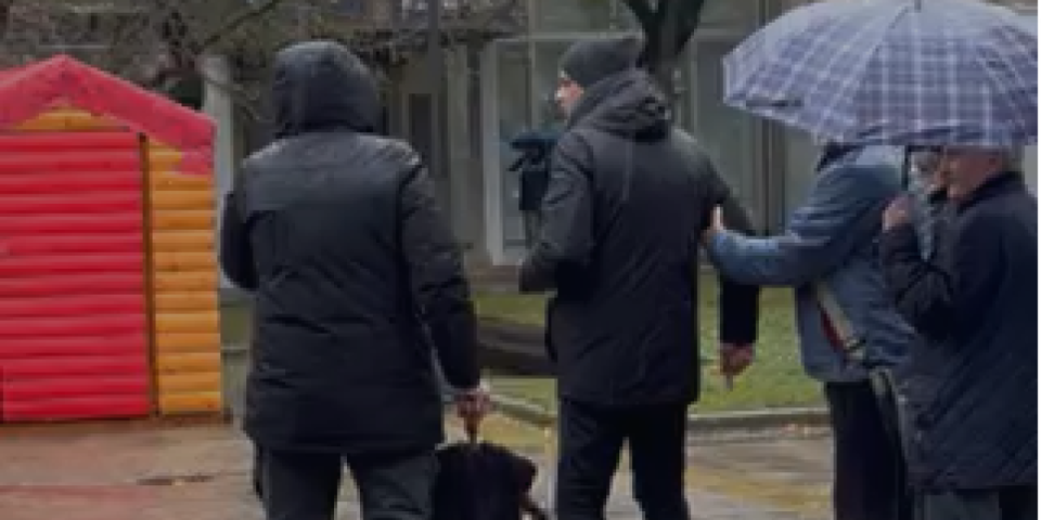 Da li se ovako žali za stradalima? I u Kikindi drama na protestu - jedva sprečena tuča! (VIDEO)