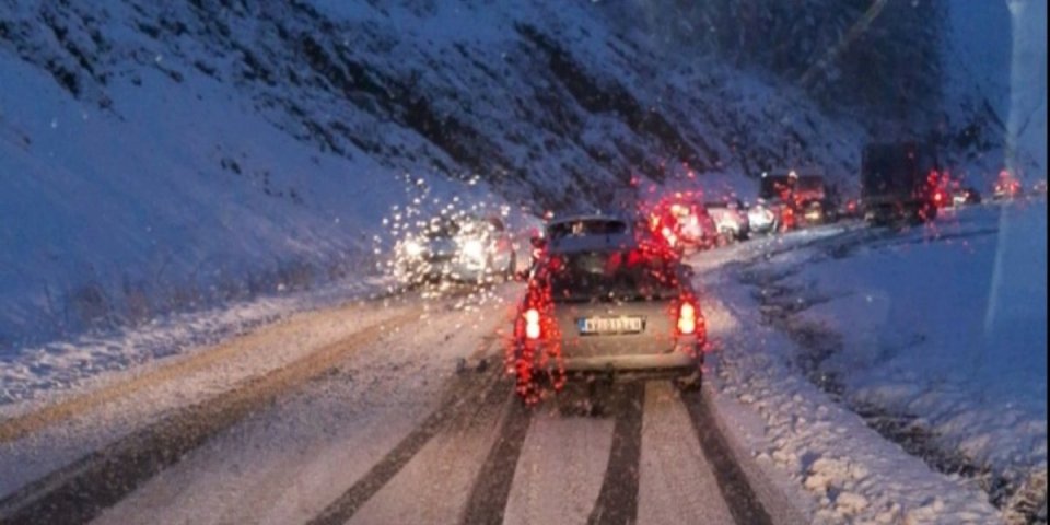 Mećava ne posustaje! Haos na magistrali preko Zlatibora - uvedena zabrana za teretnjake!