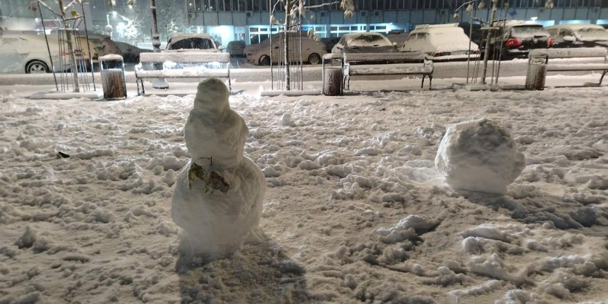 (VIDEO) Pravi sneg za Sneška, ali i muka za putare! Bez dobrih guma ni na ulicu!