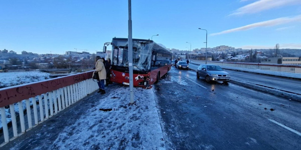 Dva udesa kod Rakovice! Autobus, kamion i dva automobila uništeni, saobraćaj paralisan (FOTO)