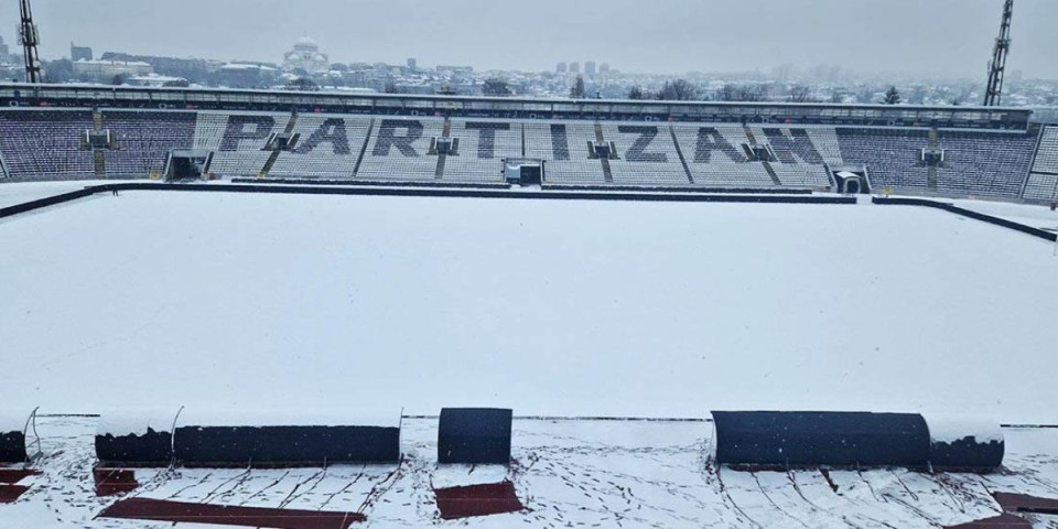 Sneg okovao Humsku! Partizan morao da čisti teren usred noći pred meč sa Napretkom! (VIDEO)