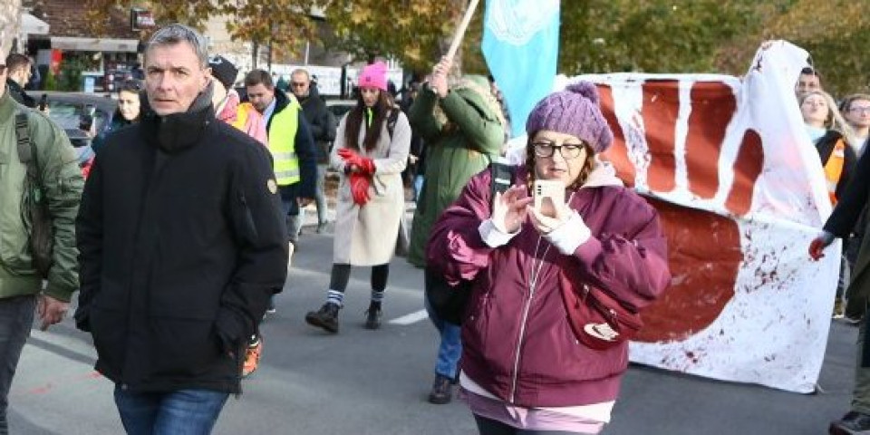 Albanska krvava ruka ruši Srbiju! Evo od koga je srpska opozicija preuzela simbol protesta!