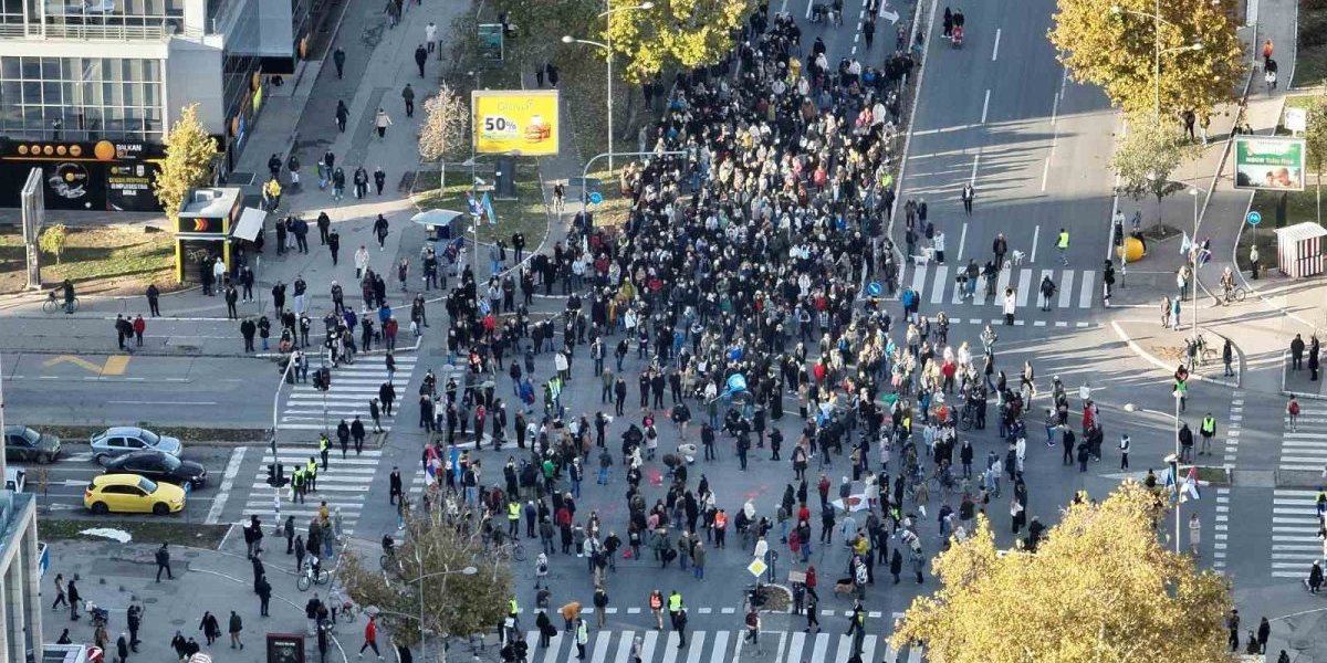 Šaka jada maltretira građane! Okupilo se jedva 600 učesnika na protestu opozicije u Novom Sadu! (FOTO)