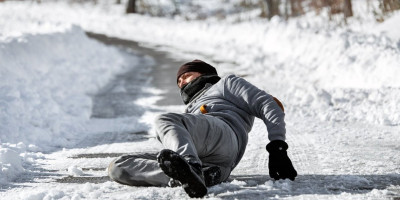 Mokro lišće može biti klizavo poput leda, što predstavlja dodatnu opasnost kako vozačima, tako i pešacima.