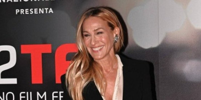 Sara Džesika Parker menja izgled brže nego što vi stignete da proverite mejl, od bake sa pijace do kraljice crvenog tepiha u rekordnom roku.