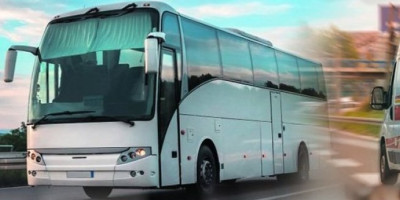 Autobus sa 38 srpskih turista kamenovan je sinoć u Grčkoj, a u napadu su povređena 2 srpska državljana.