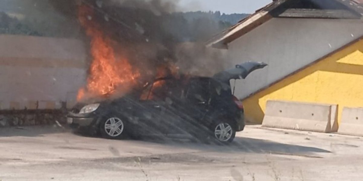 Buktinja nasred Užica! Vatrena stihija progutala automobil u centru grada!