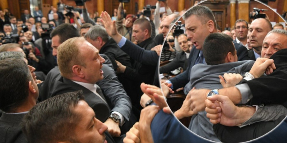 STRAŠNO NASILJE U SKUPŠTINI SRBIJE PO KURTIJEVOM METODU! Opozicija fizički nasrnula na ministre, uletelo obezbeđenje! Marinika poslanike polivala vinom! (FOTO/VIDEO)