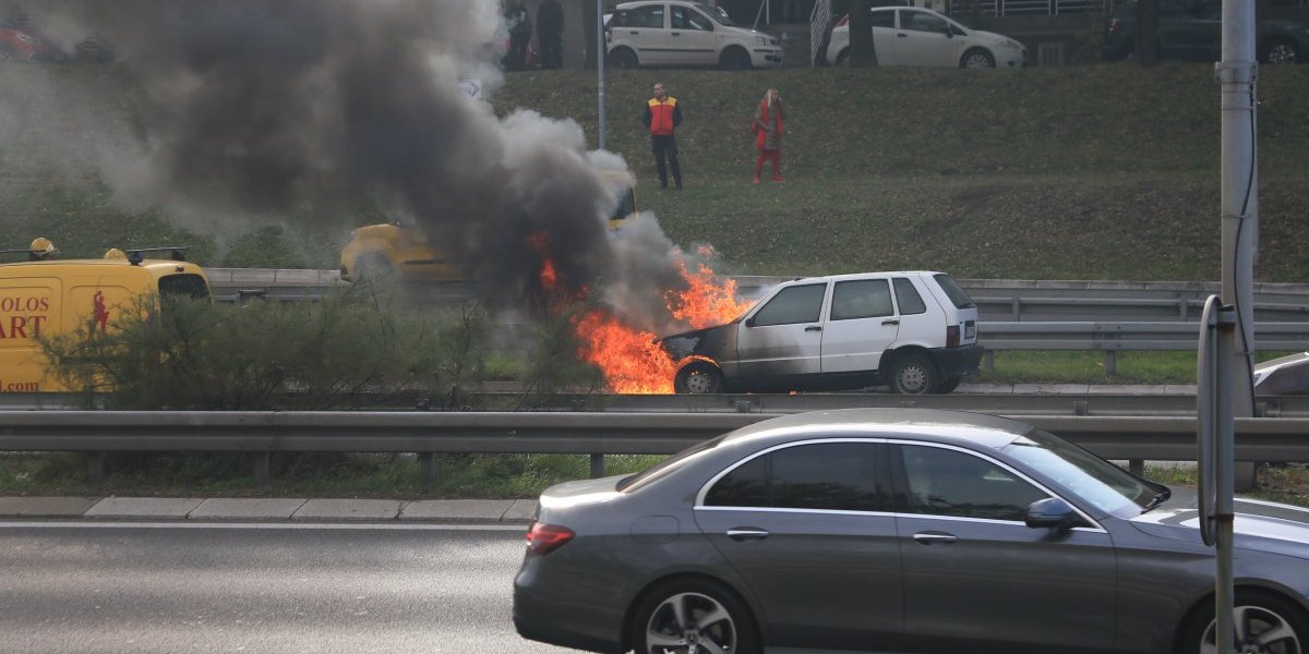 Buktinja na autoputu! Zapalio se automobil (FOTO/VIDEO)