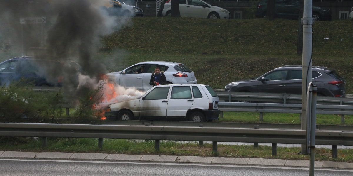 Automobil u plamenu