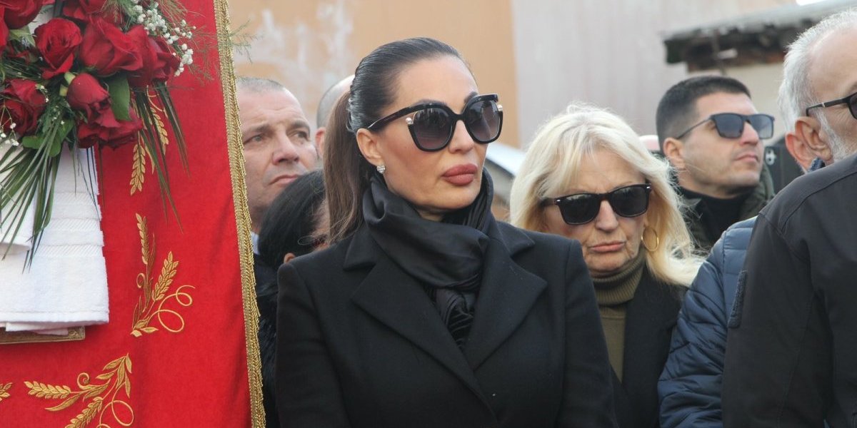 Ceca utučena zbog Palmine smrti: Pevačica potpuno nema od bola (FOTO)