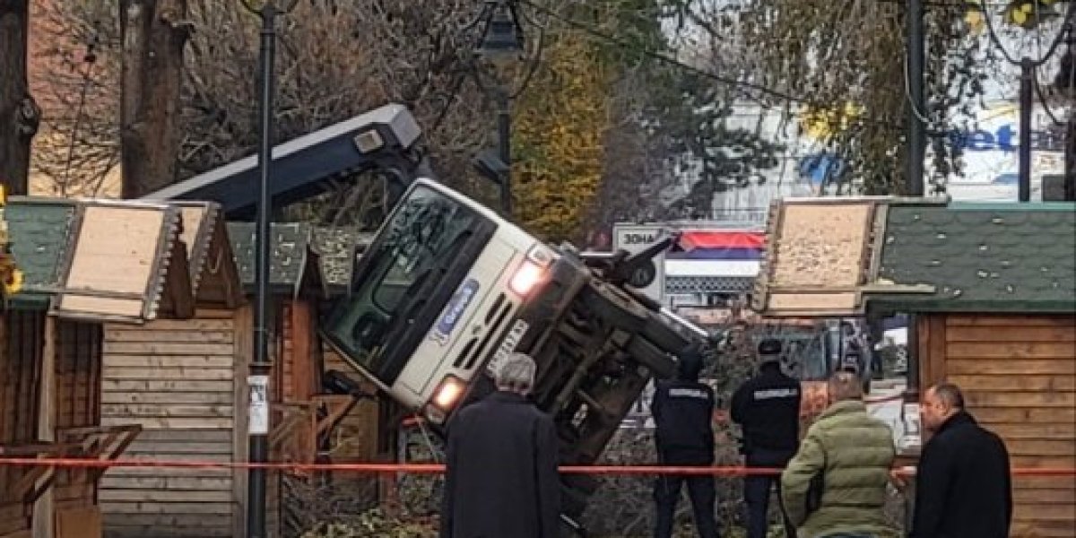 Prevrnuo se kamion sa radnicima dok su orezivali stabla! Pali sa dva metra visine!