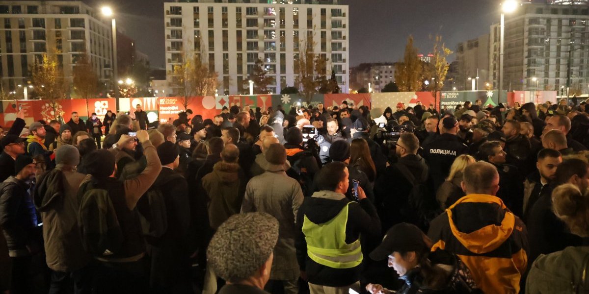 BLOKIRAJU LJUDE DA SE KREĆU! Skandal na opozicionom protestu: Ne dozvoljavaju navijačima da stignu na utakmicu! (VIDEO)