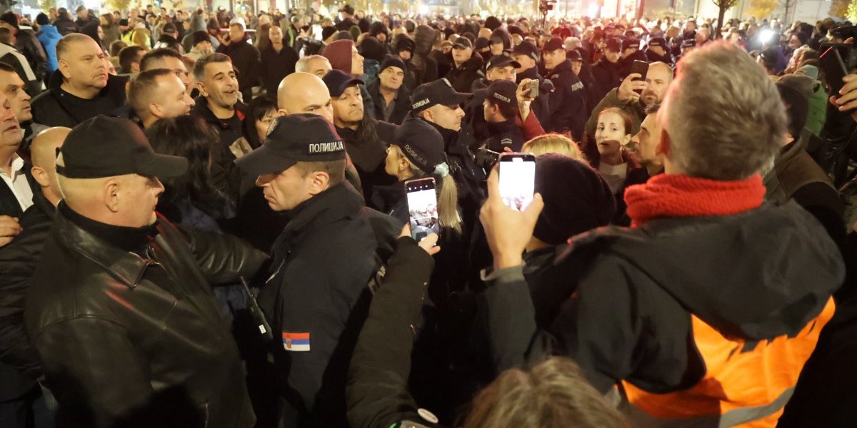 ĐILASU LOPOVE! Nakon strašne tuče, okupljeni skandirali i urlali (VIDEO)