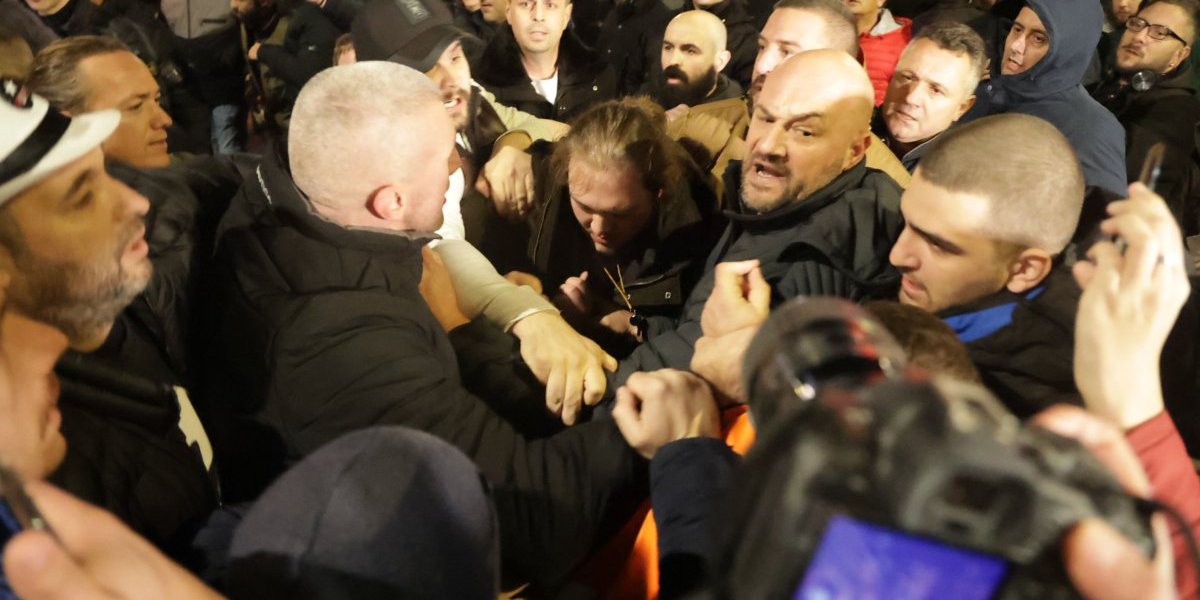 MIŠA BAČULOV PODIVLJAO NA PROTESTU! Nasrće na ljude i urla na njih (VIDEO)