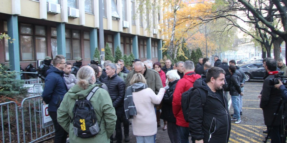 Dokle više?! Šaka jada opet maltretira građane, desetak opozicionara pokušava da blokira sud u Novom Sadu! (FOTO/VIDEO)