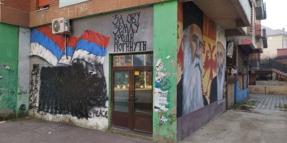 Živi ili mrtvi, bitno da su Srbi! Kurtijevi ekstremisti prefarbali crnom bojom mural heroja s Košara u Kosovskoj Mitrovici! (FOTO/VIDEO)