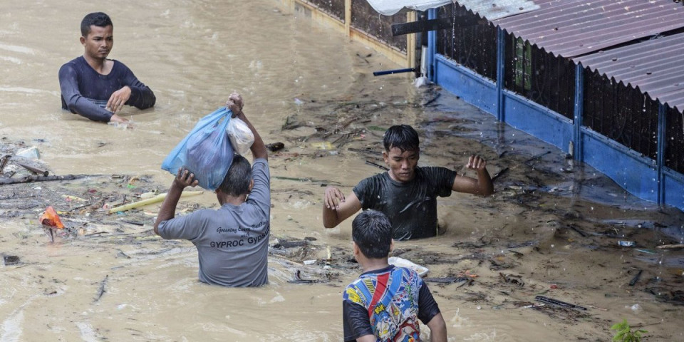 (FOTO) Potpuni kolaps u Indoneziji! Voda nosi sve pred sobom, broje se mrtvi!