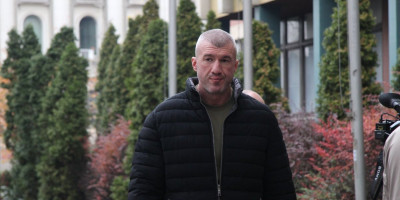 Miša Bačulov, nasilnik koji je zaslužio nadimak "Govnar" pošto je donosio fekalije ispred gradske kuće u Novom Sadu, otvoreno preti Informeru.