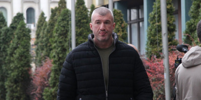 Ideolog blokadera Miša Bačulov viđen je juče kako šeta Beogradom, blizu Skupštine Srbije, ispred koje se juče odigrao teroristički napad u kom je blokader Vladan Anđelković pucao na nedužnog čoveka, a zatim izazavao požar.