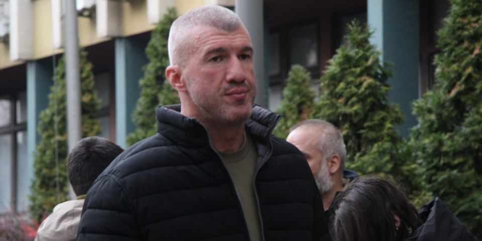 Prve reči Miše Bačulova nakon izlaska iz pritvora: Pogledajte kako siledžija preti (VIDEO)