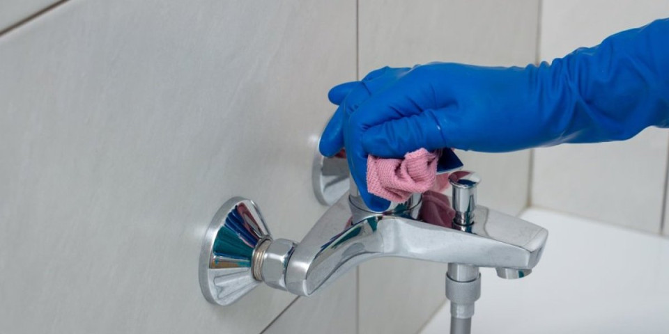 Jedna stvar iz frižidera uklanja rđu sa slavine: Efikasan trik zaludeo domaćice